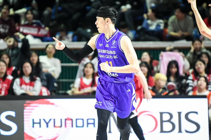 삼성 이관희가 11일 잠실학생체육관에서 열린 2025~2026 LG전자 프로농구 정규리그 SK와 경기에서 득점 후 세리머니를 하고 있다. 사진 | KBL