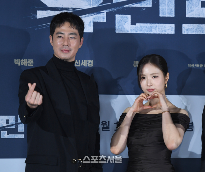 [포토] 하트 포즈 취하는 조인성-신세경