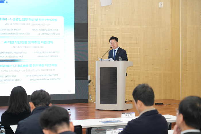 육동한 춘천시장이 12일 춘천ICT벤처센터에서 언론브리핑을 통해 춘천시 AI 대전환 추진전략을 설명하고 있다. 사진|춘천시청