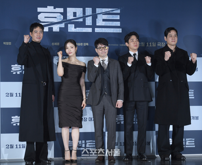 [포토] 파이팅 외치는 ‘휴민트’ 감독과 배우들