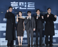 [포토] 파이팅 외치는 ‘휴민트’ 감독과 배우들