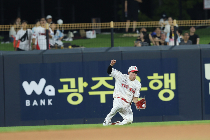 KIA 중견수 김호령이 29일 광주-기아 챔피언스 필드에서 열린 2025 KBO리그 두산과 경기에서 타구를 처리하고 있다. 사진 | KIA 타이거즈