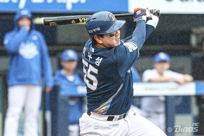 NC 이우성이 대구삼성라이온즈파크에서 열린 2025 KBO리그 포스트시즌 와일드카드 2차전 삼성과 경기에서 타격하고 있다. 사진 | NC 다이노스