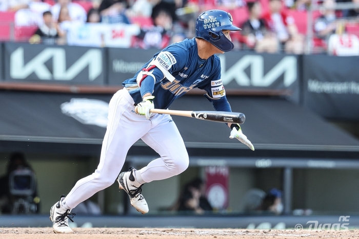 NC 홍종표가 광주-기아 챔피언스 필드에서 열린 2025 KBO리그 정규시즌 KIA전에서 안타를 치고 출루하고 있다. 사진 | NC 다이노스