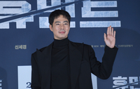 [포토] 조인성 ‘부드러운 손인사’