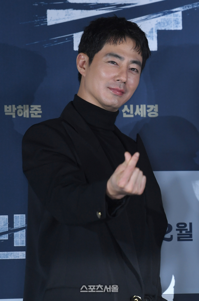 조인성이 12일 서울 성동구 롯데시네마 건대입구에서 열린 영화 ‘휴민트’ 제작보고회에서 포즈를 취하고 있다. 최승섭기자 thunder@sportsseoul.com