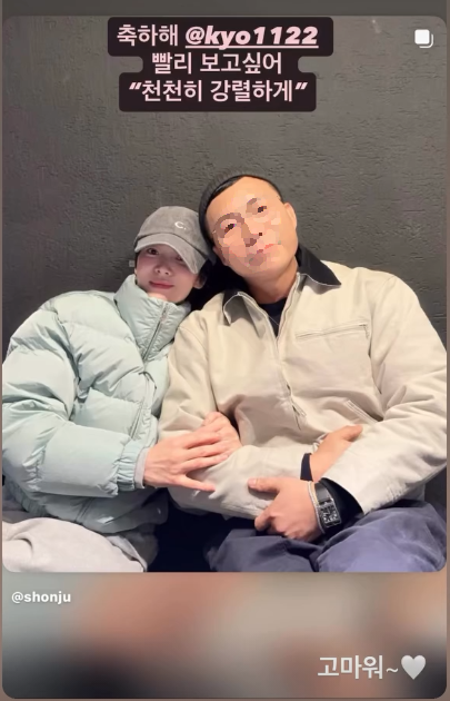 얼마나 가까우면 ‘팔짱까지’…송혜교, 헤어 스타일리스트와 현장 스킨십