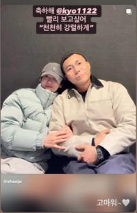 얼마나 가까우면 ‘팔짱까지’…송혜교, 헤어 스타일리스트와 현장 스킨십