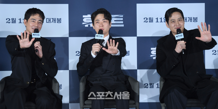 조인성, 박정민, 박해준(왼쪽부터)이 12일 서울 성동구 롯데시네마 건대입구에서 열린 영화 ‘휴민트’ 제작보고회에서 질문에 답하고 있다. 최승섭기자 thunder@sportsseoul.com