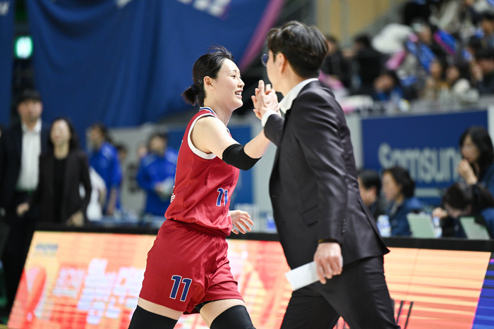 ‘트리플더블’ 강이슬 맹활약…‘판정 불만’ 징계로 어수선한 KB 분위기 다잡았다 [SS포커스]