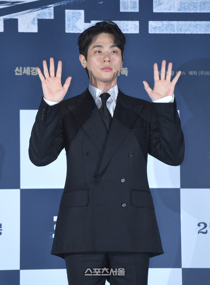 [포토] 박정민 ‘파이팅 넘치는 손인사’