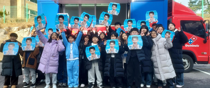 “피자 트럭 갑니다” 도미노피자, 청각장애 유소년에 파티카로 피자 나눔