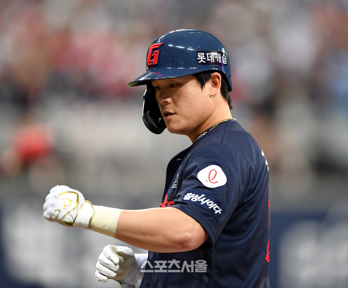 롯데 시절 국해성이 고척스카이돔에서 2023 KBO리그 정규시즌 키움전에서 안타를 친 후 세리머니를 하고 있다. 사진 | 스포츠서울 DB