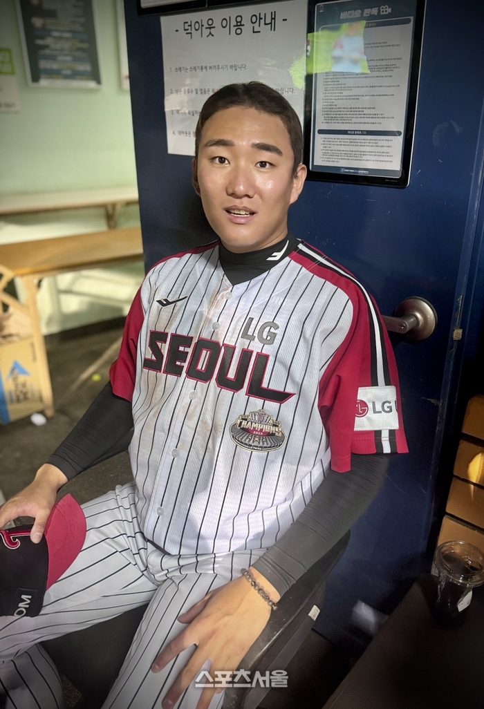LG 시절 김영준이 16일 잠실 롯데전에서 호투한 후 취재진과 인터뷰하고 있다. 스포츠서울 DB