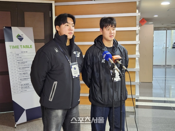 2025 KBO 신인드래프트 전체 1순위 키움 정현우(오른쪽)와 2순위 한화 정우주가 7일 대전컨벤션센터에서 열린 2024 KBO 신인 오리엔테이션 현장에서 인터뷰를 하고 있다. 대전 | 김동영 기자 raining99@sportsseoul.com