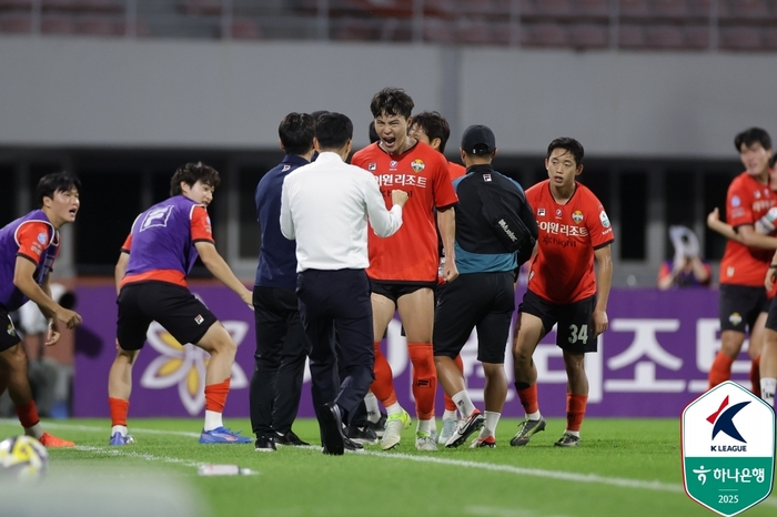 강원FC 김건희가 지난해 7월 19일 강릉하이원아레나에서 열린 대전과의 경기에서 정경호 감독과 기쁨을 나누고 있다. 제공 | 한국프로축구연맹 