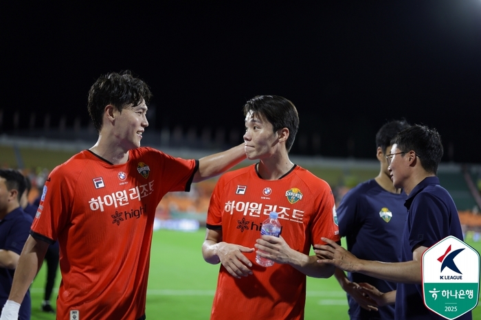 강원FC 김건희(왼쪽)와 모재현. 제공 | 한국프로축구연맹 