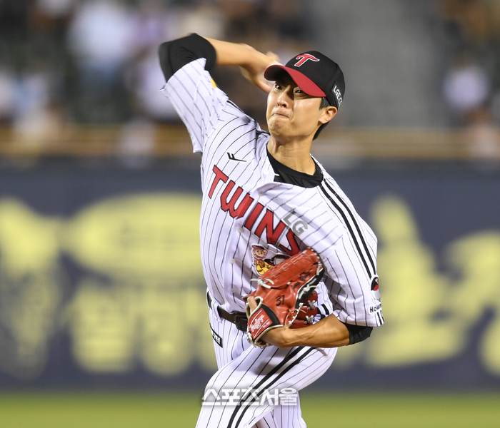 LG 투수 이정용이 7일 서울 잠실구장에서 열린 2025 KBO리그 두산과 경기 8회 역투하고 있다. 잠실 | 최승섭기자 thunder@sportsseoul.com