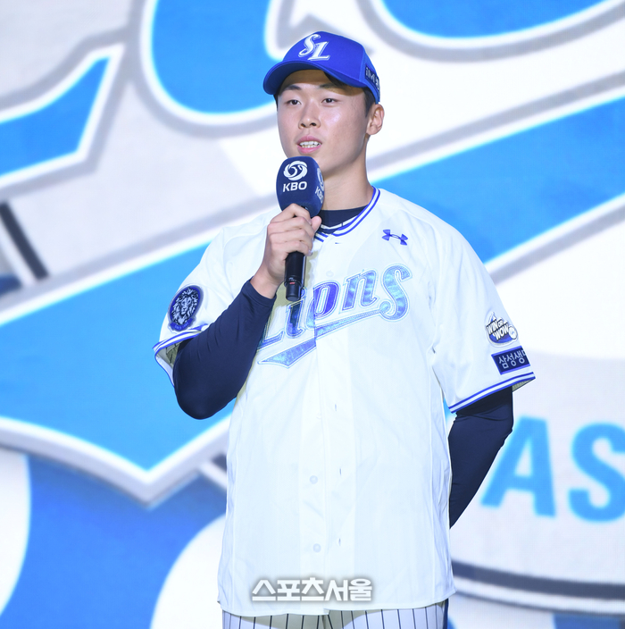 서울고 이호범이 17일 서울 송파구 롯데호텔 월드에서 열린 2026 KBO 리그 신인드래프트에서 삼성에 지명된 후 소감을 밝히고 있다. 최승섭기자 thunder@sportsseoul.com