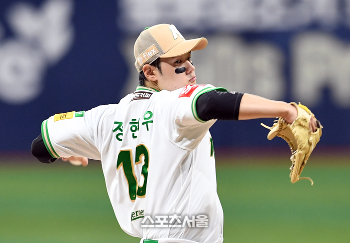 키움 정현우가 24일 서울 고척스카이돔에서 열린 2025 KBO리그 롯데와 경기에 선발 등판해 힘차게 공을 던지고 있다. 고척 | 박진업 기자 upandup@sportsseoul.com