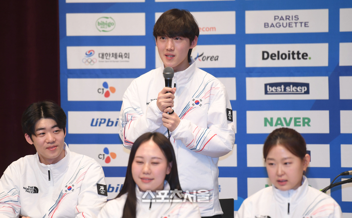 쇼트트랙 임종언이 7일 진천 국가대표선수촌에서 열린 2026 국가대표선수단 훈련개시 및 밀라노코르티나동게올림픽대회 D-30 미디어데이에서 기자의 질문에 답하고 있다. 진천 | 최승섭기자 thunder@sportsseoul.com