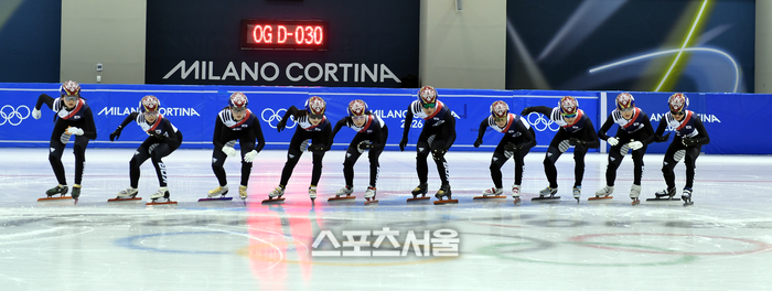 쇼트트랙 선수들이 7일 진천 국가대표선수촌에서 훈련 후 포즈를 취하고 있다. 진천 | 최승섭기자 thunder@sportsseoul.com