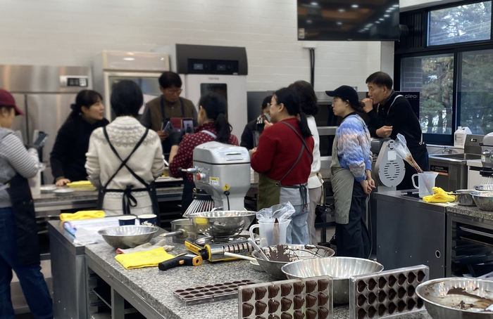 초콜릿 제품제작 실습인 봉봉 초콜릿 만들기 수업. 사진|강원도립대 라이즈사업단