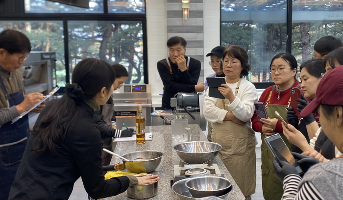 초콜릿제조 기본 공정인 초콜릿 템퍼링 수업. 사진|강원도립대 라이즈사업단