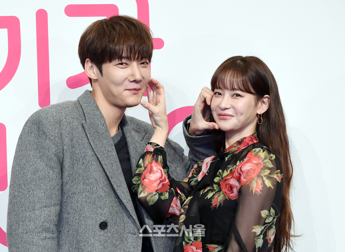 [포토]서로 볼 하트 만들어 주는 최진혁-오연서