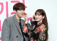 [포토]서로 볼 하트 만들어 주는 최진혁-오연서