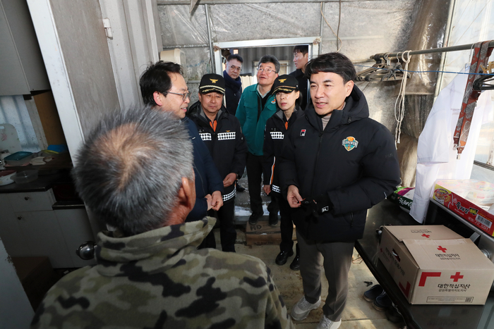 김진태 강원특별자치도지사가 1월 13일(화) 춘천시 신동면에 위치한 비주택 주거지를 방문해 주거환경 취약계층의 겨울철 안전대책을 점검하고 있다. 사진|강원특별자치도청