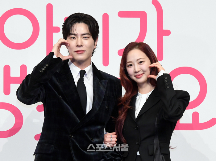 [포토]볼 하트 만들어 보이는 홍종현-김다솜