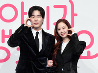 [포토]볼 하트 만들어 보이는 홍종현-김다솜