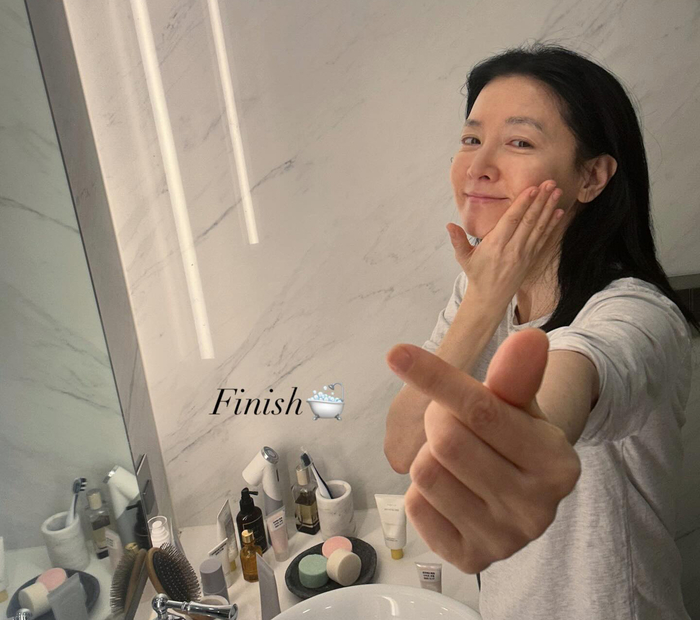 이영애, 50대 맞아?...‘생얼 주의보’에도 굴욕 없는 산소 같은 피부