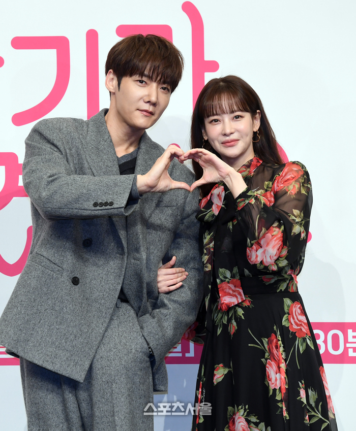 [포토]함께 하트 만들어 보이는 최진혁-오연서
