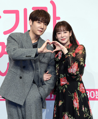 [포토]함께 하트 만들어 보이는 최진혁-오연서