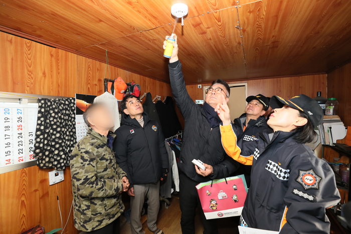 김진태 강원특별자치도지사가 1월 13일(화) 춘천시 신동면에 위치한 비주택 주거지를 방문해 주거환경 취약계층의 겨울철 안전대책을 점검하고 있다. 사진|강원특별자치도청