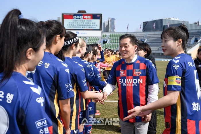 이재준 시장이 수원FC위민 선수단을 격려하고 있다. 제공=수원시