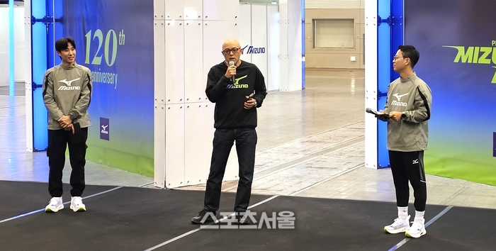 한국 미즈노 다나카 테츠야 대표이사(가운데)가 10일 일산 킨텍스 2전시장 10홀에서 막을 올린 ‘미즈노 페스타 2026’ VIP 초청 행사에서 인사말하고 있다. 사진 | 장강훈 기자 zzang@sportsseoul.com