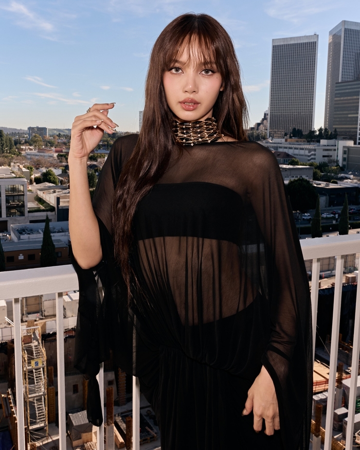 블랙핑크 리사, 숨 막히는 올블랙으로 섹시미 폭발