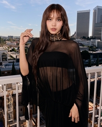 블랙핑크 리사, 숨 막히는 올블랙으로 섹시미 폭발