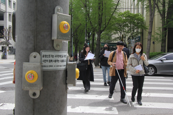 한국도로교통공단, 시각장애인 음향신호기 보행시간 알려주는 ‘맞춤 안내’ 도입