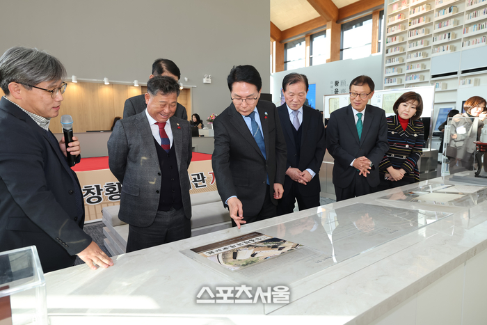 심덕섭 고창군수 (왼쪽에서 세번째)가 개관 시살물을 둘러보고있다. 