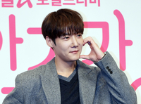 [포토]볼 하트 만들어 보이는 최진혁