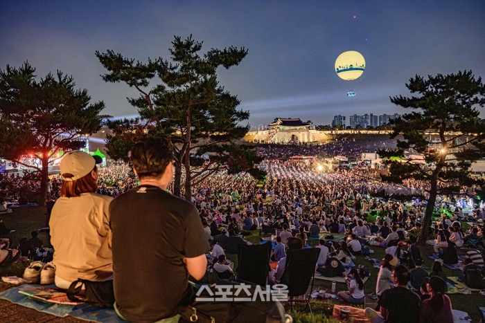 수원시민과 관광객들이 수원시 대규모 문화공연 중 하나인 수원화성헤리티지콘서트를 관람하고 있다. 제공=수원시