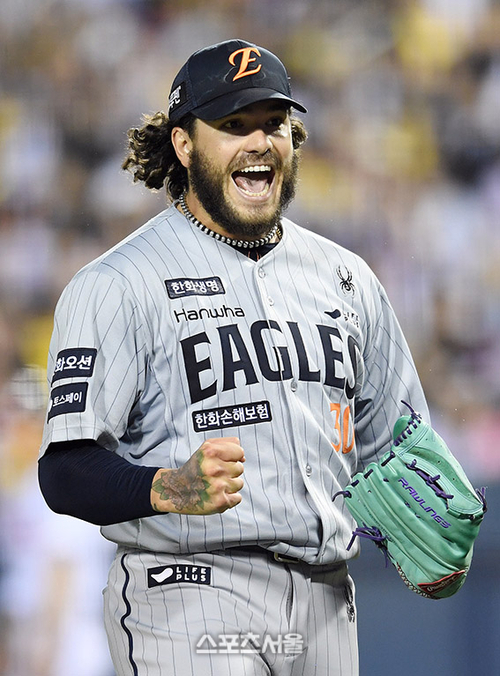 한화 선발투수 폰세가 28일 잠실구장에서 열린 2025 KBO리그 LG와 경기 6회말 2사 2루 상황에서 LG 오스틴을 좌익수 뜬공으로 잡아내며 이닝을 마치면서 포효하고 있다. 2025. 5. 28. 잠실 | 박진업 기자 upandup@sportsseoul.com 