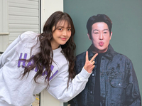 최규리, ‘대박예감’ 미모 폭발…허성태 깜짝 선물에 하트 포즈 ‘화답’