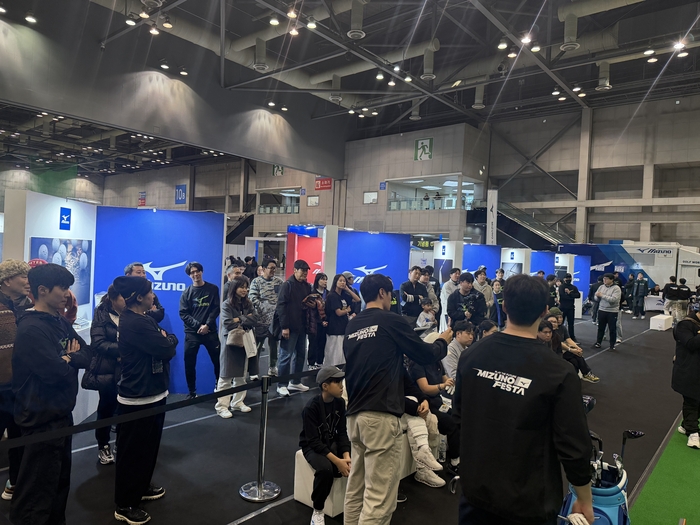 일산 킨텍스에서 열린 미즈노 페스타 2026 골프 종목 세션에 많은 관람객이 모여 신제품을 체험하고 있다. 사진 | 한국 미즈노