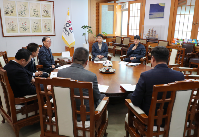 (왼쪽부터)김진태 강원특별자치도지사가 강원특별자치도체육회 주요 간부들과 신년하례를 겸한 강원체육 발전을 위한 주요 현안 사항에 대해 의견을 나누고 있다. 사진|강원특별자치도체육회