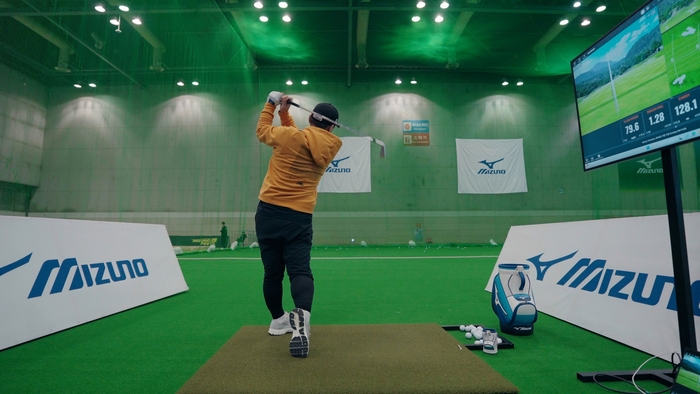 일산 킨텍스에서 열린 미즈노 페스타 2026 관람객이 골프 세션에서 클럽 성능을 측정하고 있다. 사진 | 한국 미즈노